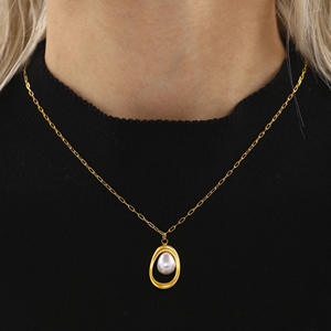 Elegante gargantilla de perlas pequeñas de moda con <span class=keywords><strong>colgante</strong></span> de <span class=keywords><strong>lingote</strong></span> chapado en <span class=keywords><strong>oro</strong></span> de acero inoxidable y cadena de <span class=keywords><strong>oro</strong></span> real de 18 quilates para mujer - Product Image 3