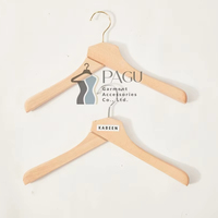 Nouveau design Cintres en bois massif naturel pour pantalons, chemises et costumes pour hommes, gravure de logo offerte