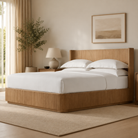 Lit plateforme à panneaux cannelés en noyer avec tête de lit en bois à nervures verticales, mobilier de chambre principale moderne pour villa et gîte, lit double