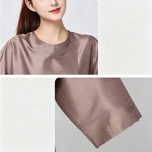 Kimono de coiffure imperméable personnalisé avec logo – Robe de salon de coiffure verte et noire pour salon de beauté et barbier - Product Image 3
