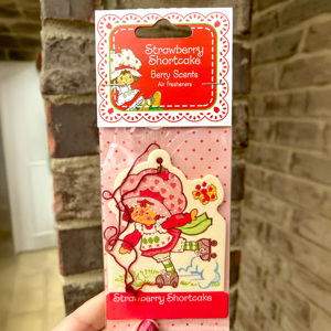 Désodorisants de <span class=keywords><strong>voiture</strong></span> en papier de coton super absorbant, personnalisables avec logo, motif fraise de dessin animé, pour filles, avec différentes senteurs, vente en gros sans minimum de commande - Product Image 3