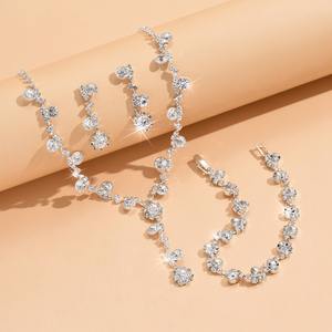 Conjunto nupcial de tres piezas con incrustaciones de diamantes, collar, pendientes y pulsera de cristal chapados en plata - Joyería de boda moderna para mujer - Product Image 3