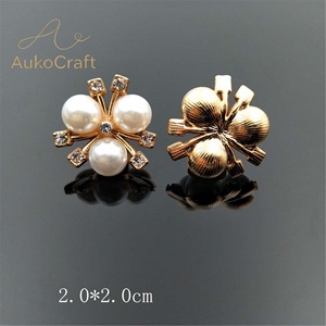 Venta al por mayor <span class=keywords><strong>de</strong></span> pequeños accesorios <span class=keywords><strong>de</strong></span> joyería DIY, accesorios <span class=keywords><strong>de</strong></span> aleación para manualidades, accesorios para el cabello, accesorios para prendas <span class=keywords><strong>de</strong></span> vestir, <span class=keywords><strong>con</strong></span> forma <span class=keywords><strong>de</strong></span> flor, base dorada y plateada, perlas y pedrería. - Product Image 1