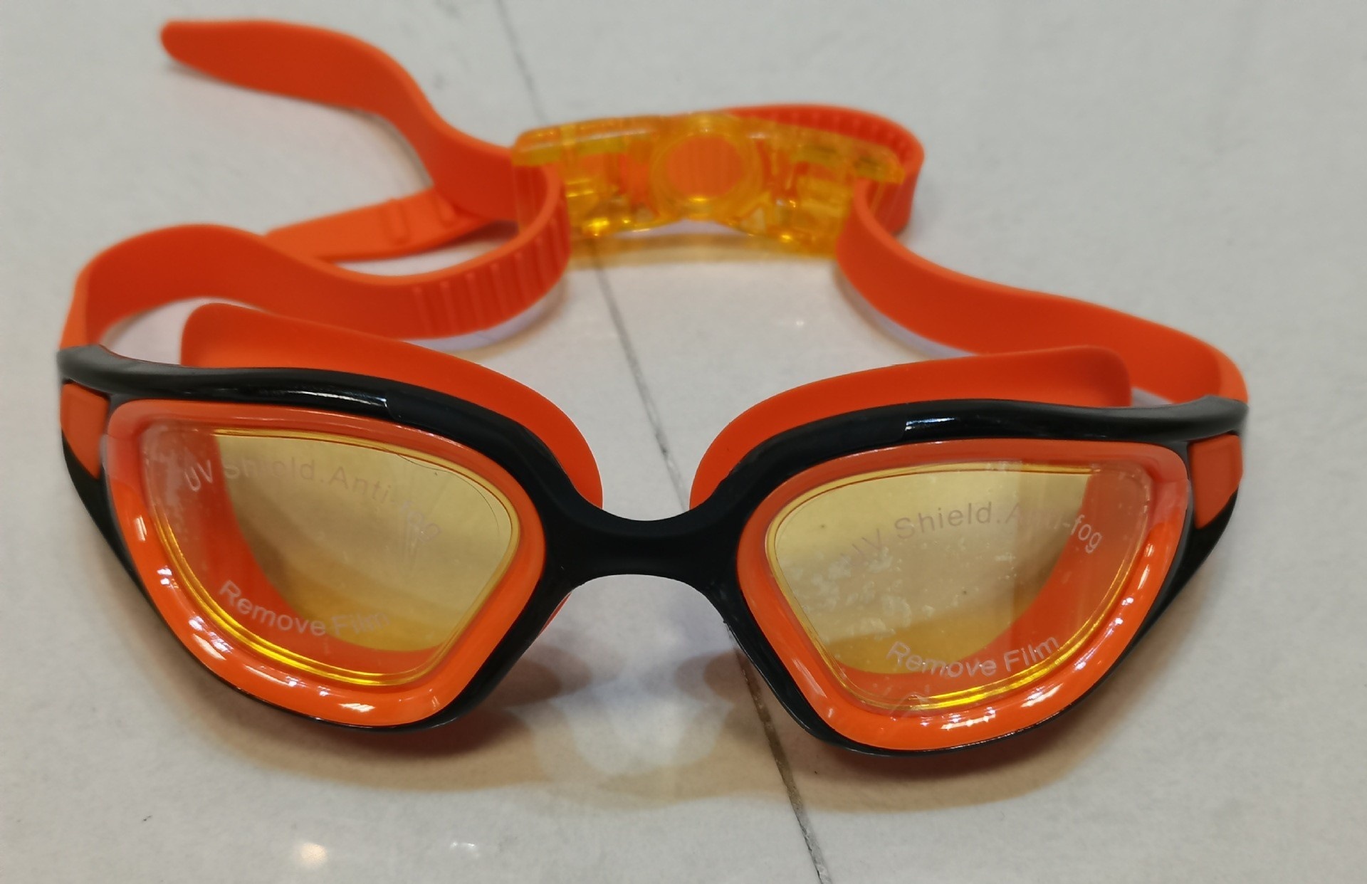 Orange plat, emballé en boîte noire.