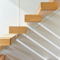 Escalier flottant moderne en cantilever avec balustrade en verre trempé à faible teneur en fer de 12 mm et marches en bois dur