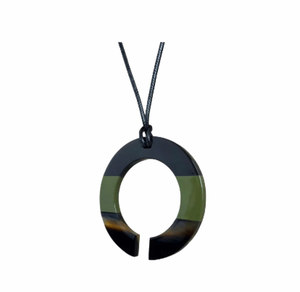 Colgante de cuerno de búfalo ecológico con baño de laca, estilo moderno, joyería unisex para mujer, hecho a mano en Vietnam. - Product Image 1