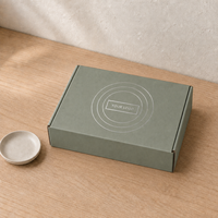 Boîte cadeau pour accessoires technologiques en carton ondulé E-flute vert sauge avec logo personnalisé en feuille d'argent et fermeture auto-adhésive