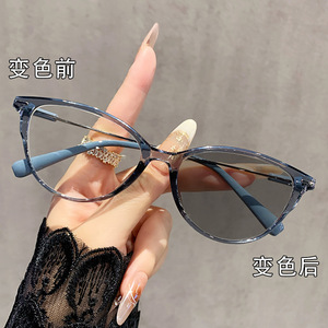 Gafas fotocromáticas estilo ojo de gato coreano para mujer con protección contra la luz azul, montura estrecha de PC y puente medio. - Product Image 2