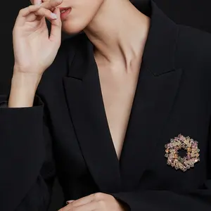 秋冬エレガントデザイナーブローチ高級レディースウェディングパーティーギフトシルバーメッキクリスタルフラワーシェイプ合金ジュエリー - Product Image 3