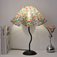 Lámpara de Mesa con Pantalla Floral Vintage Francesa, Base Curva Ondulada, Regulable, Lámpara de Noche para Mesita de Noche, Lámpara Decorativa de Escritorio para Hogar y Hotel