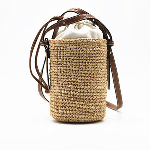 Borsa intrecciata da donna con tracolla in paglia intrecciata a botte rotonda in rafia artigianale - Product Image 1