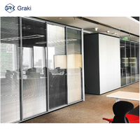 Cloison de séparation panoramique Graki 90 mm en aluminium et verre avec isolation acoustique et design durable pour les espaces de bureau modernes et les écoles