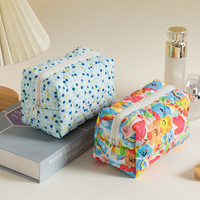 Pochette cosmétique matelassée en coton moelleux faite à la main, motif dessin animé, en cuir PU, étui de rangement pour maquillage et pinceaux, avec logo