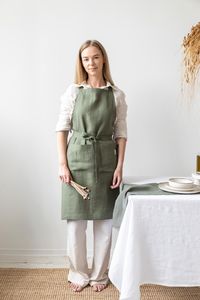 Delantal de babero con mangas de lino natural de color personalizado para mujeres y hombres Uniforme de salón suave con bolsillos Uso en la cocina - Product Image 4