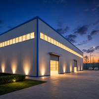 Bâtiment d'entrepôt à structure en acier avec bande de fenêtres vitrées, stockage métallique préfabriqué