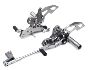 Juego de piezas traseras de aleación de aluminio CNC para motocicleta <span class=keywords><strong>HONDA</strong></span>, SET de reposapiés para <span class=keywords><strong>HONDA</strong></span> CBR650R, <span class=keywords><strong>CB</strong></span> 650R, <span class=keywords><strong>2022</strong></span>, 2021, 2020, 2019, 2018, 2017, de alta calidad - Product Image 1