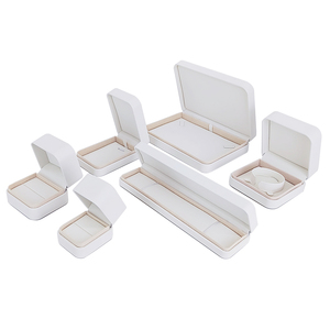 Boîte à <span class=keywords><strong>bijoux</strong></span> haut de gamme en similicuir PU de luxe avec couvercle pour collier et bagues - Product Image 2