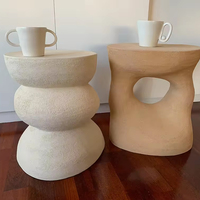 Table d'appoint fabriquée à la main en argile sculptée finie en blanc cassé mat apportant une beauté unique à la maison