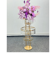 Grand lustre moderne en métal doré avec cristaux, support de fleurs et candélabre pour centre de table de mariage 2026
