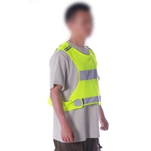 เสื้อกั๊กนิรภัยตาข่ายโพลีเอสเตอร์สะท้อนแสงระดับ 3 ปรับแต่งโลโก้ได้ ใช้พลังงานจากแบตเตอรี่ พร้อมไฟ <span class=keywords><strong>LED</strong></span> 4 ดวง สำหรับการวิ่ง - Product Image 3