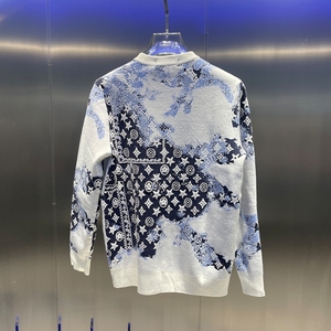 Sudadera de cuello redondo para hombre Louis Vuitton con estampado abstracto tie-dye y monograma de estrellas, de lujo, de manga larga. - Product Image 4