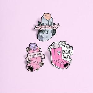 Set de Broches Metálicos 'Asthma Is Sexy' con Diseño 'Asthma Babe' - Regalo Divertido con Humor Médico para Graduación, para Pacientes con Asma - Product Image 1