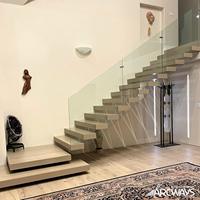 Escalier flottant droit sans support central, marches en bois massif, projet de villa moderne