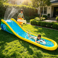 Toboggan aquatique gonflable avec arroseur pour enfants, toboggan aquatique de 18 pieds avec 2 planches de surf gonflables et arroseur intégré pour les enfants de 6 ans et plus