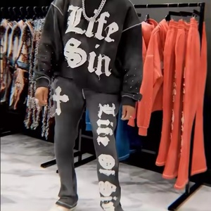 Conjunto de chándal de felpa para hombre con lavado ácido y efecto desgastado por el sol, con apliques, parches, bordados y pedrería, sudadera con capucha y pantalones de chándal con dobladillo sin rematar - Product Image 5