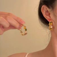 Boucles d'oreilles tendance et luxueuses en forme de fleur colorée, avec design de niche féminin et élégance raffinée
