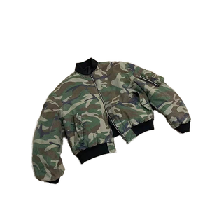 Bomber Corto Invernale Trapuntato Camouflage di Cotone Twill Sbiadito dal Sole con Colletto alla Coreana e Logo Frontale, Lavaggio Vintage Usurato Personalizzato di Fabbrica - Product Image 4