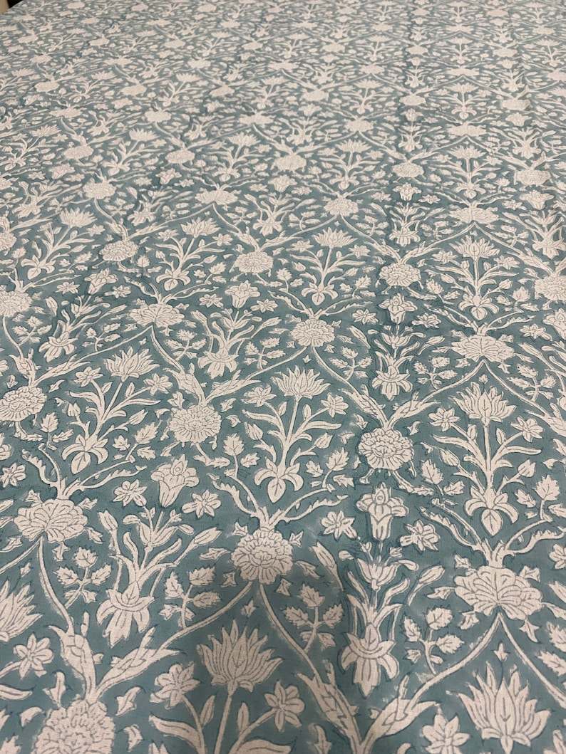 เทาอมเขียวอมฟ้าและขาว