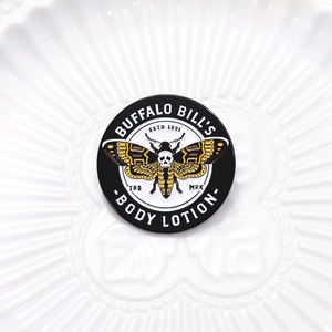 Amerikanische TV-Serie das Schweigen der Lämmer Emaille Brosche Grimasse Motte Horror Metall Rucksack Abzeichen Kleidung Zubehör Geschenk - Product Image 4