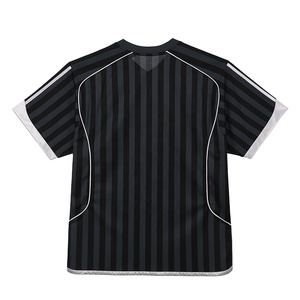 ออกแบบโลโก้ส่วนตัว เสื้อฟุตบอลเรโทร โพลีเอสเตอร์ 100% สีขาวดำ ทนทาน สวมใส่สบาย คอวี ลายทางฟุตบอล - Product Image 2