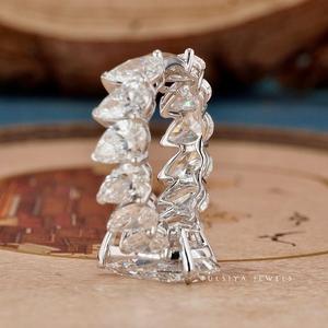 Bague en diamant de haute joaillerie avec un sertissage artistique unique et une brillance éclatante pour un style luxueux et imposant - Product Image 4