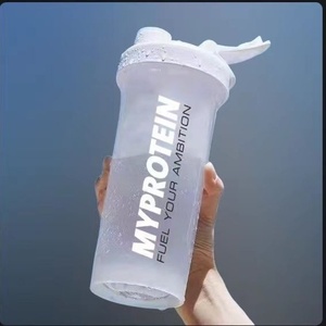 Bottiglia d'Acqua in PP di Grado Alimentare, Grande Capacità, con Indicatori di Misurazione, Design Minimalista, con Agitatore Incluso, Adatta sia per Uomini che per Donne - Product Image 3