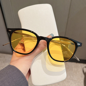 Gafas de Sol Qianai para Mujer, Montura Redonda Retro, Protección UV400, Lentes de PC Tipo 3, Montura Negra, Diseño Ovalado - Product Image 3