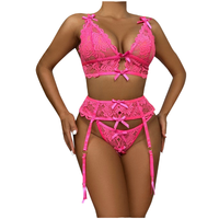 Lingerie sexy en trois pièces avec jarretière, design profond en V, exposant les hanches, élégante décoration en dentelle, matière en spandex/nylon, contrôle moyen