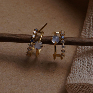 Boucles d'oreilles en or plaqué 18 carats avec opales brillantes en strass, style vintage français, bijoux élégants - Product Image 4