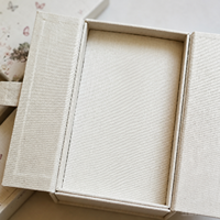 Boîte cadeau de luxe à double porte en papier texturé, impression personnalisée fleurs sauvages et papillons, pour emballage de flacon de spray d'ambiance, coffret cadeau de mariage