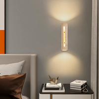 Applique murale LED vintage de style Wabi-Sabi en pierre travertin jaune longue bande atmosphère maison d'hôtes entrée hôtel