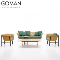 Table d'appoint extérieure minimaliste moderne avec structure en aluminium brossé, plateau de table durable résistant aux intempéries et non traité pour patio et jardin