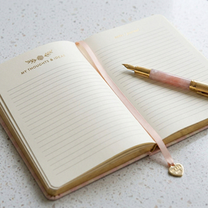 Carnet A5 à couverture rigide LABON en tissu gingham rose esthétique, journal/agenda avec feuille d'or « Mes pensées », breloques en forme de cœur et bords dorés - Product Image 3