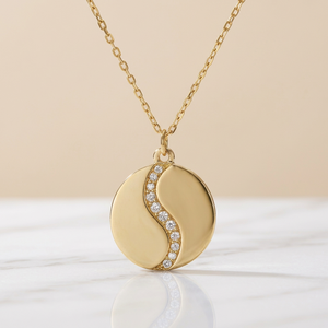 Collier pendentif rond en diamant avec accent vague en or 18 carats, bijoux fins pour femmes - Product Image 1