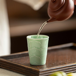 Tasse à thé en porcelaine Lotus Petal Mini Cola Cup, style chinois traditionnel, design simple, pour le thé de l'après-midi - Product Image 1