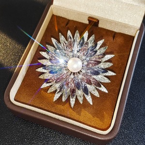 Broche en alliage plaqué or en forme de tournesol avec strass colorés, design percé, bijoux de luxe pour femmes, fiançailles, mariage - Product Image 3