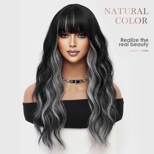 <span class=keywords><strong>Peluca</strong></span> Sintética de Fibra Resistente al Calor <span class=keywords><strong>con</strong></span> Textura Ondulada y Reflejos Negros sobre <span class=keywords><strong>Gris</strong></span>, <span class=keywords><strong>con</strong></span> Flequillo Recto, Ideal para <span class=keywords><strong>Disfraces</strong></span> de Fiesta para Mujeres - Product Image 2