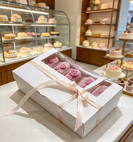 Boîte de 5 sucettes glacées, macarons et cake pops blancs avec doublure