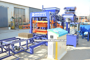 Machine de fabrication de blocs de pavé creux QT4-15 à pression hydraulique, fonctionnement automatique, <span class=keywords><strong>pompe</strong></span> à moteur pour machines à blocs emboîtables - Product Image 2