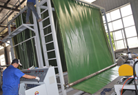 Machine de fabrication de revêtements de sol en gazon artificiel pour l'aménagement paysager extérieur, avec support en TPR/TPE